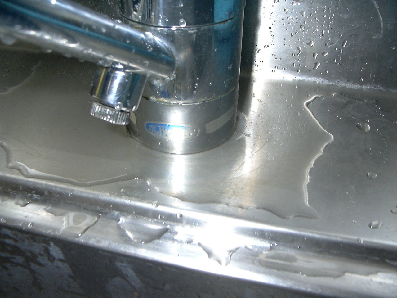 台所混合栓水漏れ修理前.jpg