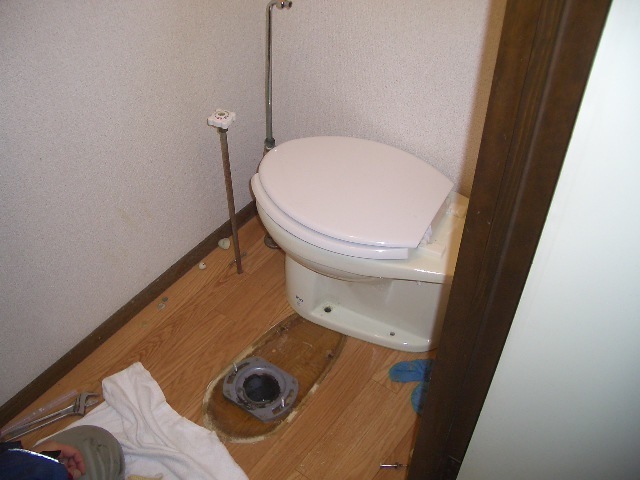 トイレ床水漏れ・便器取り外し.jpg